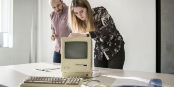 Aniversário: O primeiro computador Mac faz 40 anos e continua em uso