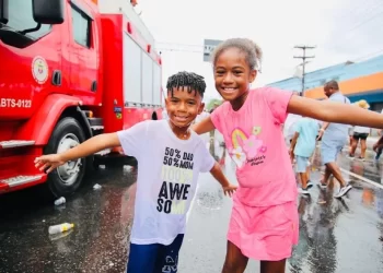 Carros-pipas são disponibilizados para amenizar o calor durante desfiles dos blocos infantis