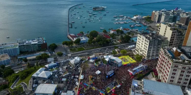 Encontro de trios elétricos na Praça Castro Alves revive história do Carnaval soteropolitano