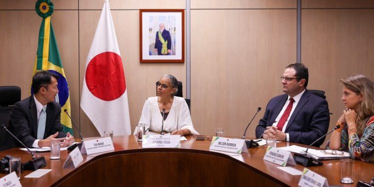 Ministra Marina Silva, embaixador Teiji Hayashi participam de cerimônia de assinatura de doação para o Fundo Amazônia