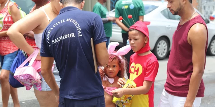 Guarda Civil identifica crianças com pulseiras durante o Carnaval 2024