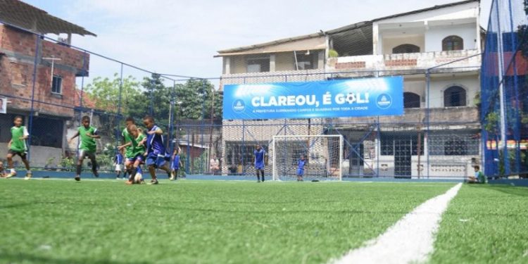 Obras: Prefeitura entrega campo com grama sintética e quadra reformada em Paripe