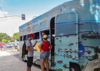 Bondinho encanta baianos e turistas com tour