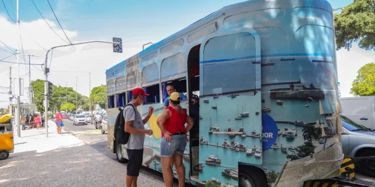Bondinho encanta baianos e turistas com tour
