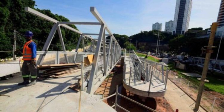 Acessibilidade: Nova passarela na Juracy Magalhães promete oferecer segurança