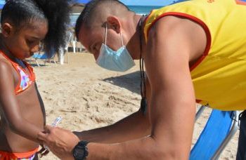 Salvamar: intensificada distribuição pulseiras de identificação para crianças no fim de semana