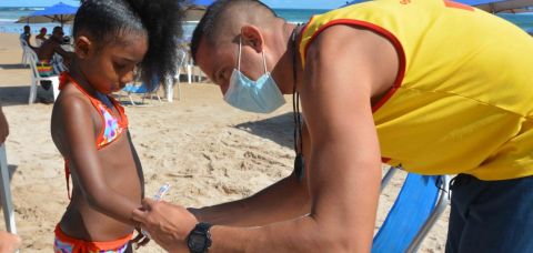 Salvamar: intensificada distribuição pulseiras de identificação para crianças no fim de semana