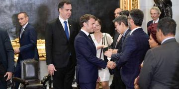 Macron é recebido por presidente do Senado e encerra visita oficial ao Brasil