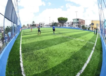 Esporte: Prefeitura inaugura campo com grama sintética no Rio Sena