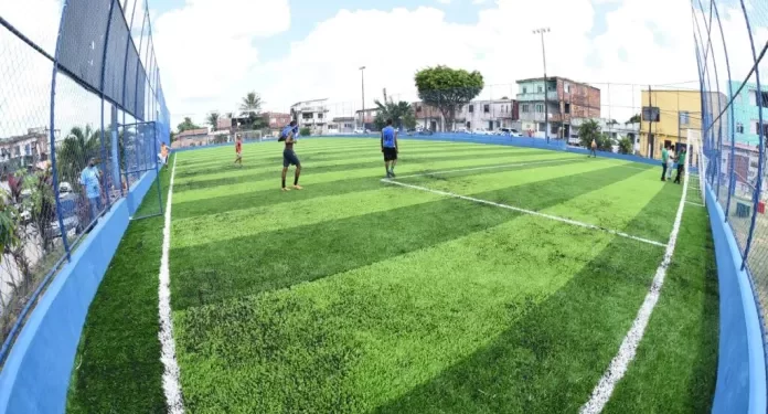 Esporte: Prefeitura inaugura campo com grama sintética no Rio Sena