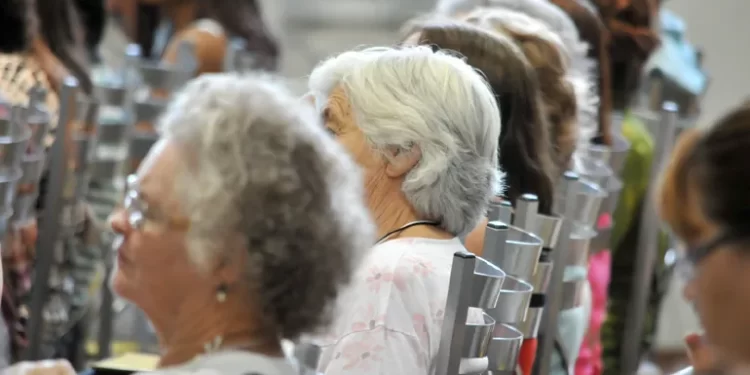 Proteção: Projeto exige que idosos assinem pessoalmente empréstimos feitos por telefone ou internet