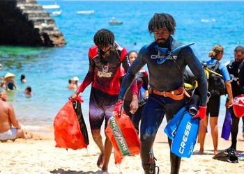 Limpurb realiza mutirão de limpeza no Porto da Barra