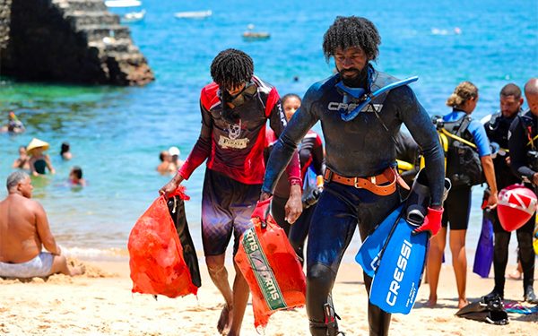 Limpurb realiza mutirão de limpeza no Porto da Barra