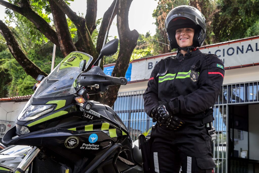 Sinônimo de força: Agente da Transalvador é primeira mulher a integrar grupo de escolta em motocicletas