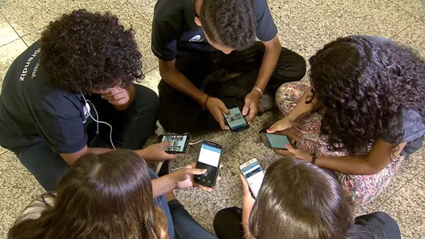 Notícias nacionais: Governo do Brasil realizará pesquisa sobre restrição de celulares nas escolas